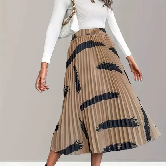 NWOT Pleated Skirt - Picture 2 of 5